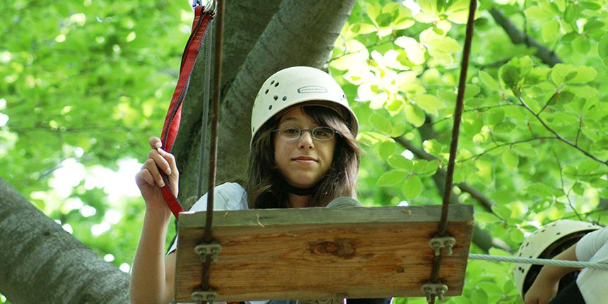 Femme sur une balançoire pendant un accrobranche à Beauvais